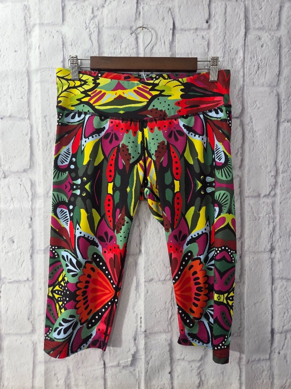Betsey Johnson Large Vibrant Butterfly Floral Mid Rise Pull On Yoga Bike Shorts